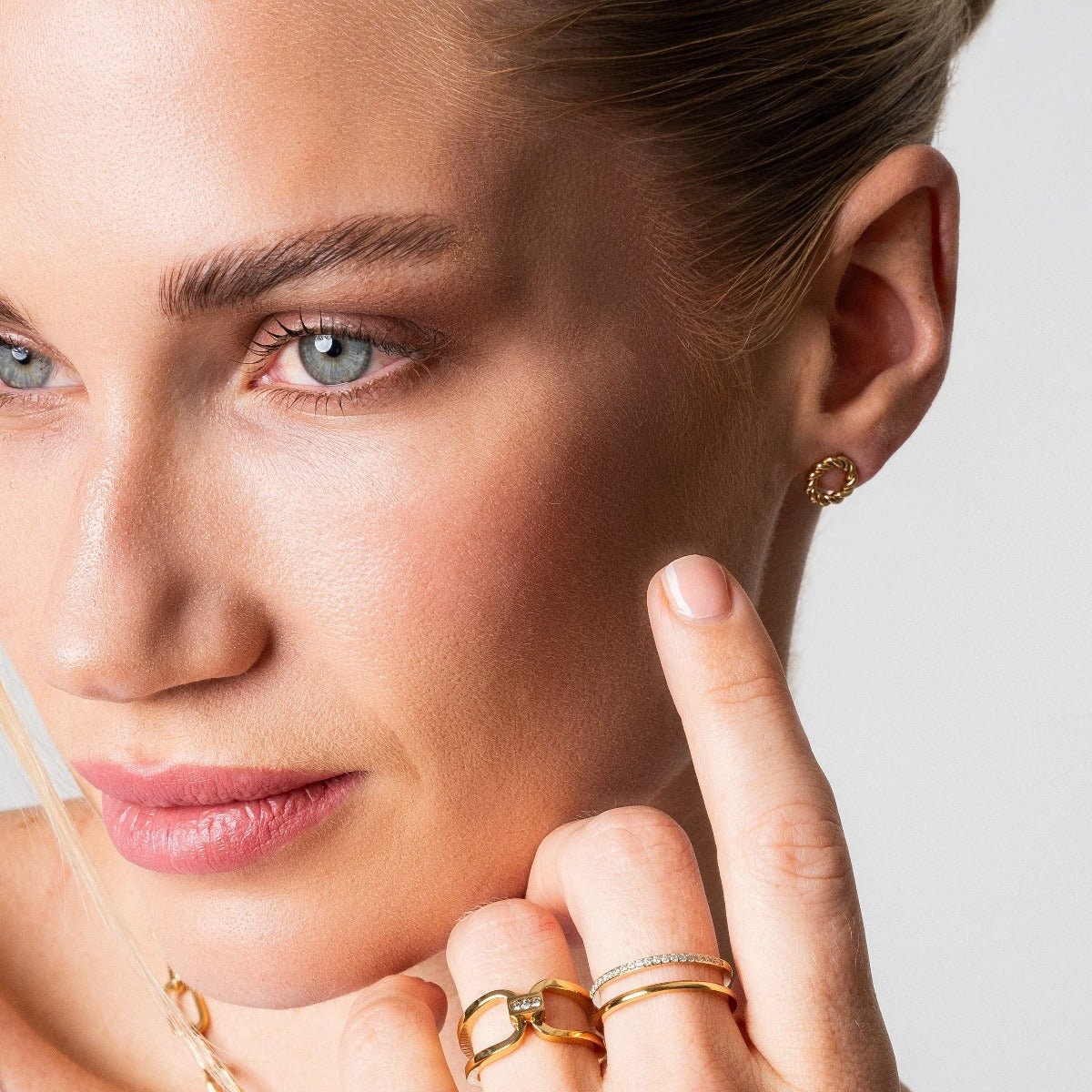 Pendiente Twist bañado en oro de 18k