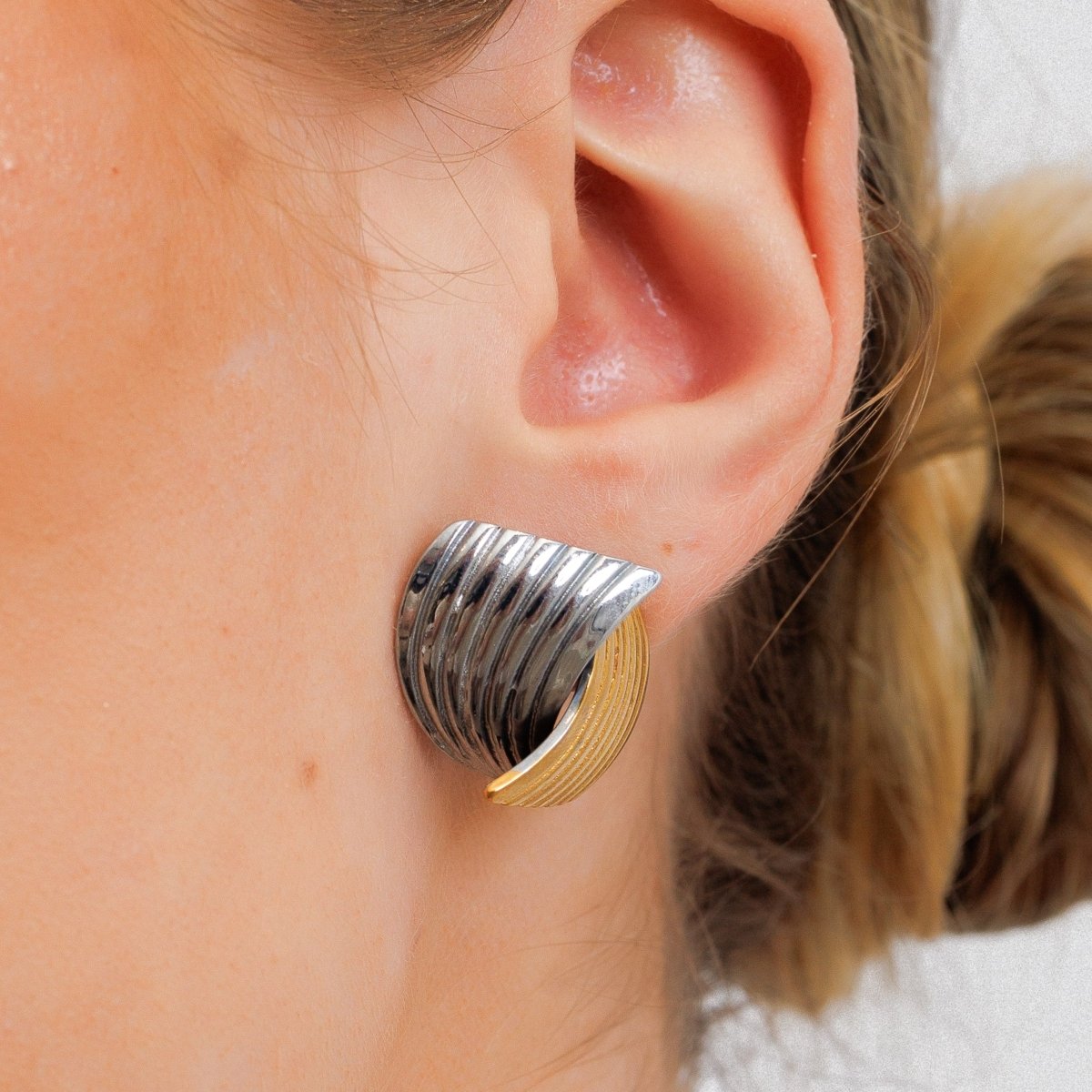 Pendientes Wave Motion con baño mixto de oro y plata