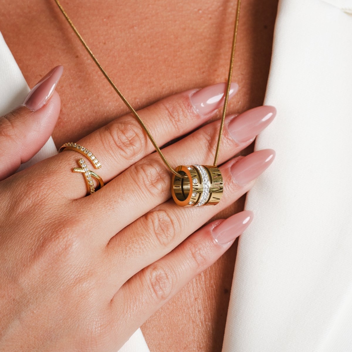 Collar de triple aro con números romanos bañado en oro de 18 quilates