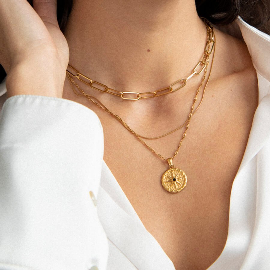 Collar con estrella y brújula rosa bañado en oro de 18 quilates