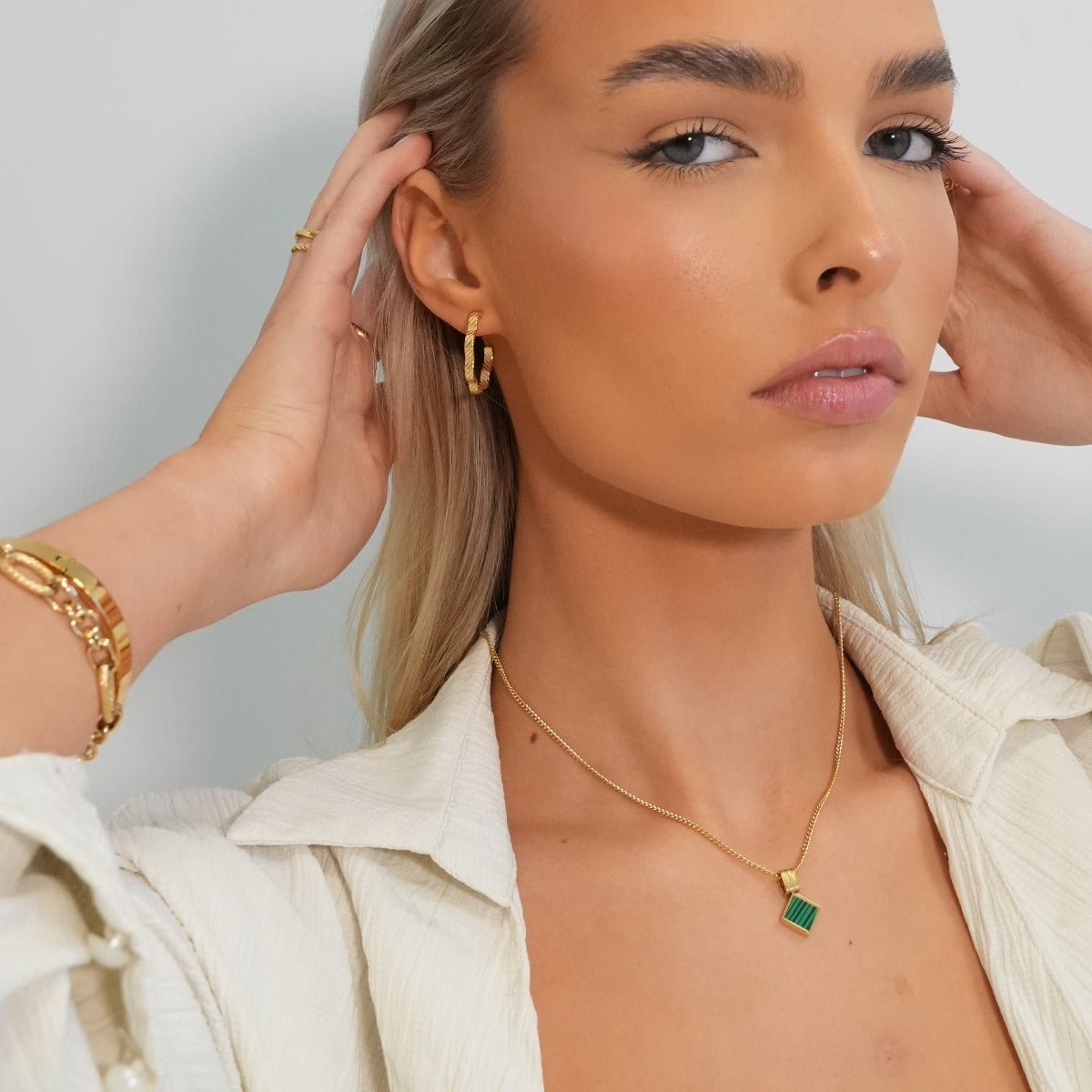 Collar geométrico minimalista bañado en oro de 18 quilates