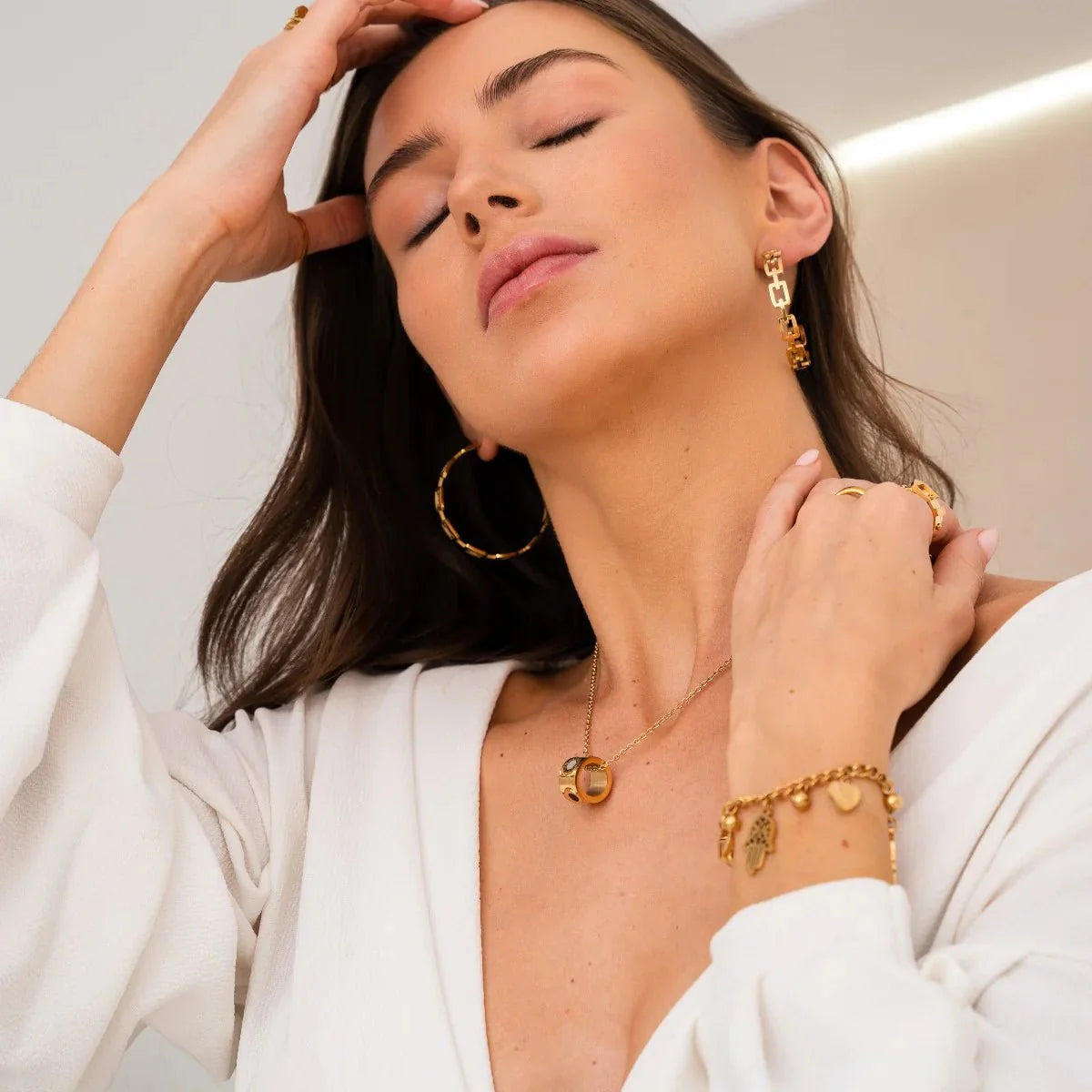 Collar con números romanos giratorios bañado en oro de 18 quilates