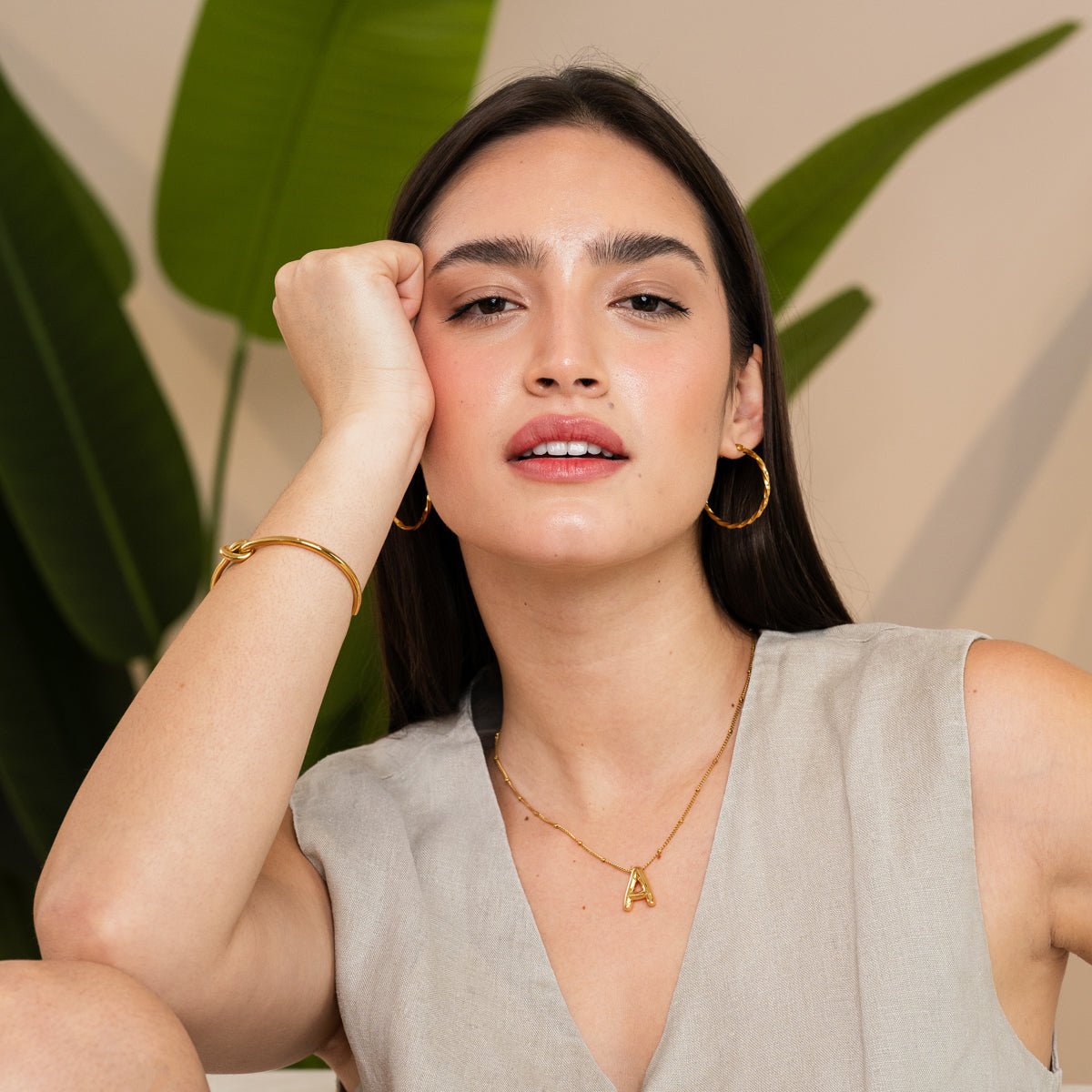 Collar con letra inicial en negrita bañado en oro de 18 quilates