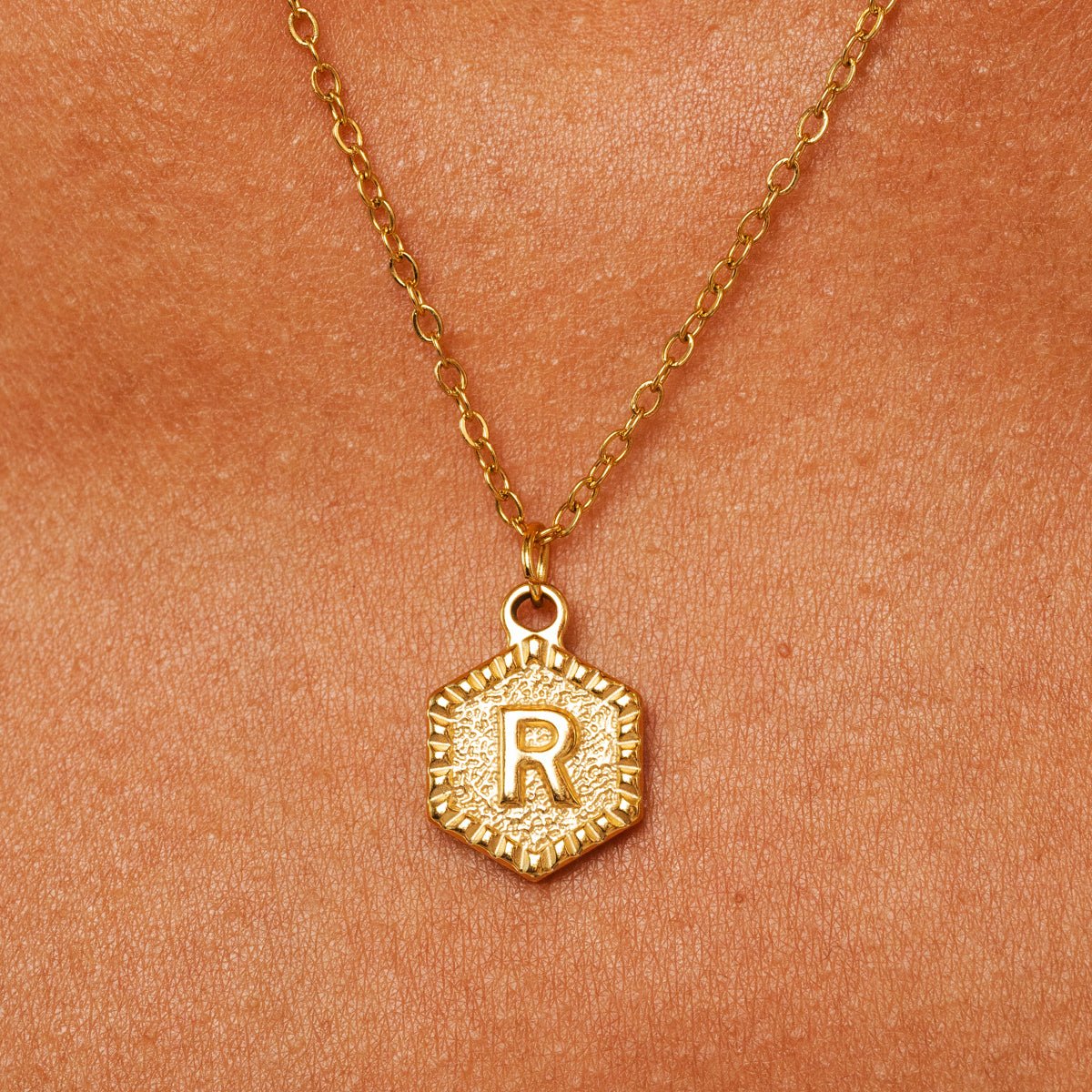 Collar con letra inicial hexagonal bañado en oro de 18 quilates