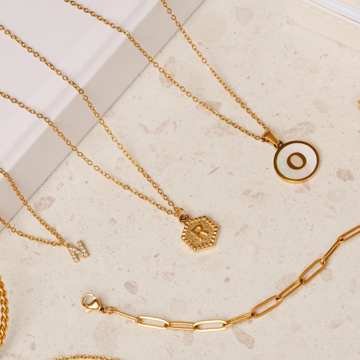 Collar con letra inicial hexagonal bañado en oro de 18 quilates