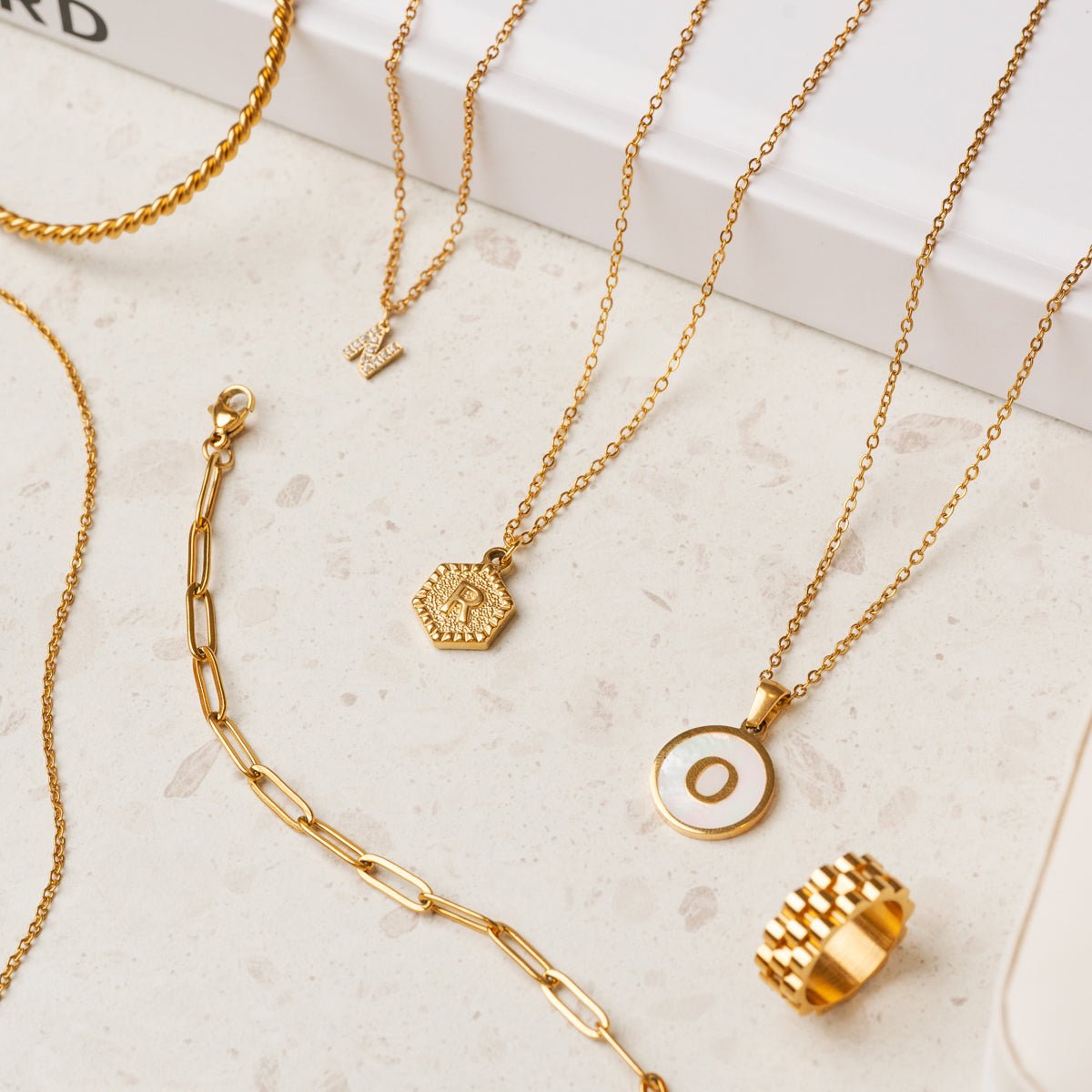 Collar con Letra Inicial de Mármol Chapado en Oro de 18 K