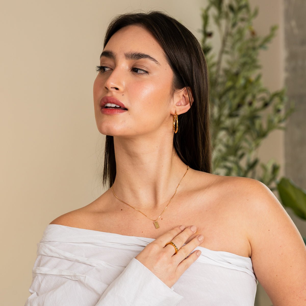 Collar minimalista con letra inicial bañado en oro de 18 quilates