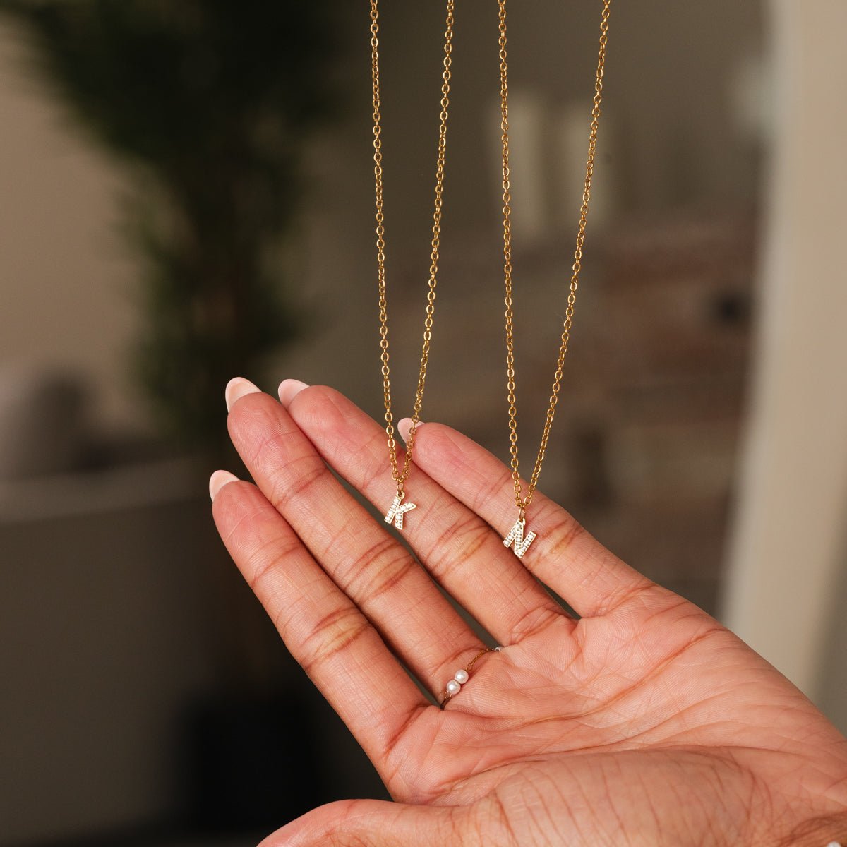 Collar con piedra y letra inicial bañado en oro de 18 quilates