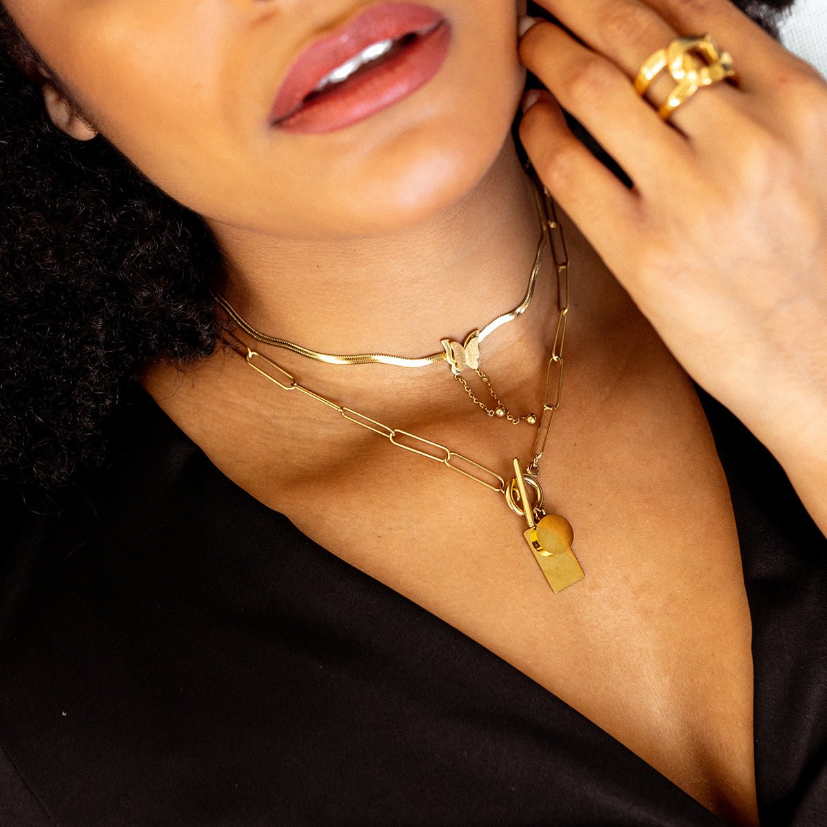 Collar de malla de mariposa gratis bañado en oro de 18 quilates