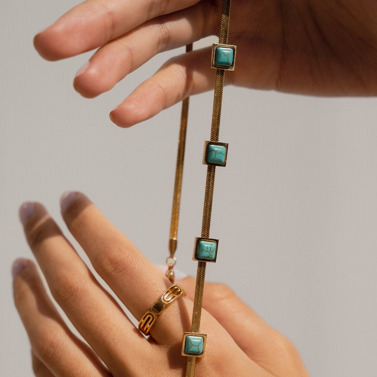 Collar de malla de piedra aguamarina bañado en oro de 18 quilates