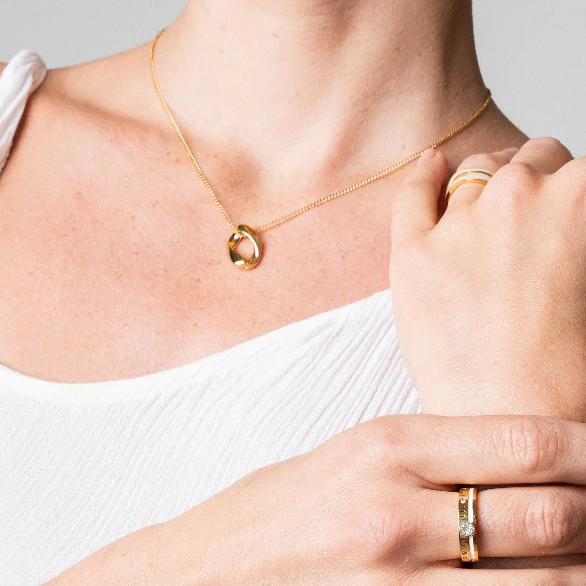 Collar con colgante de eslabones bañado en oro de 18 quilates