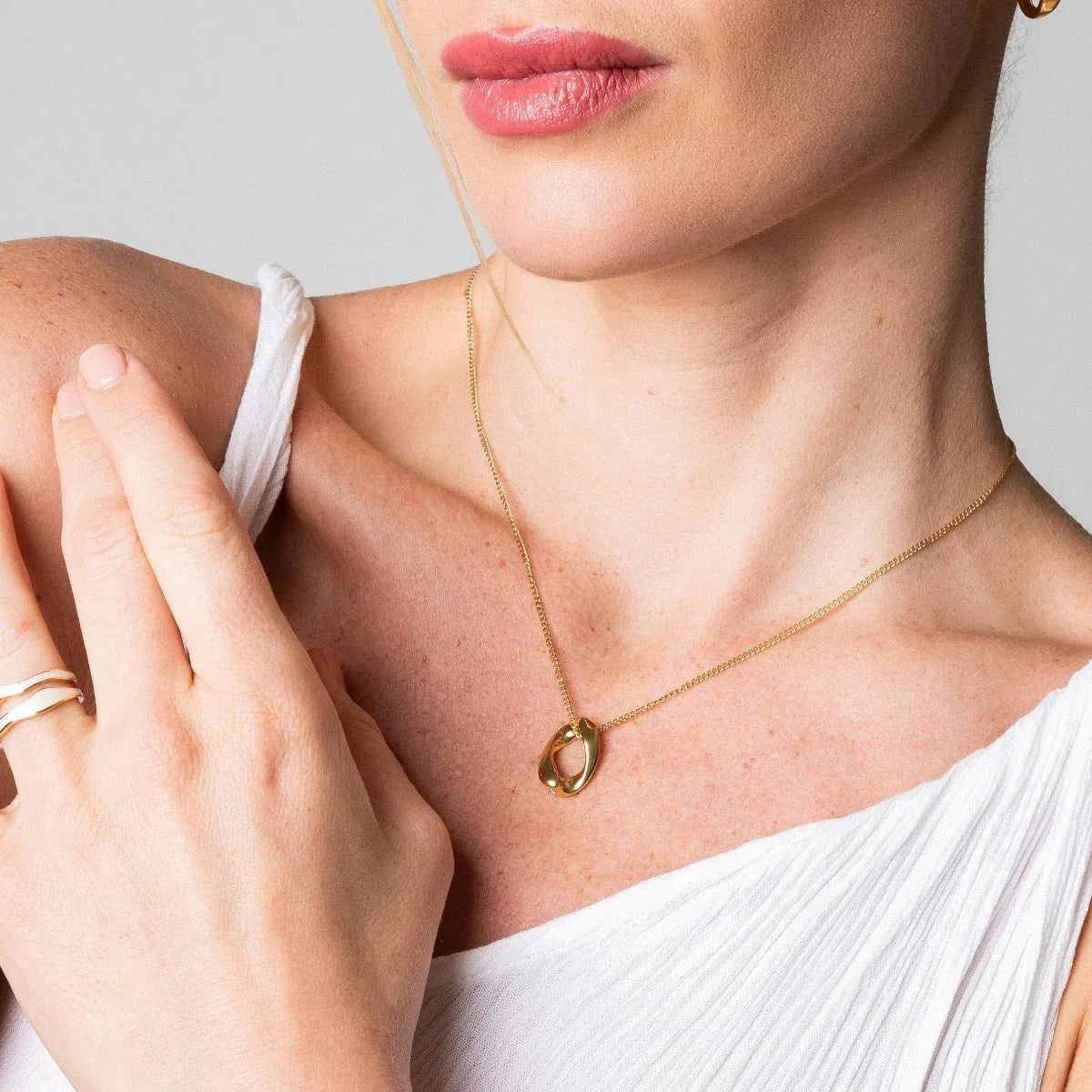 Collar con colgante de eslabones bañado en oro de 18 quilates