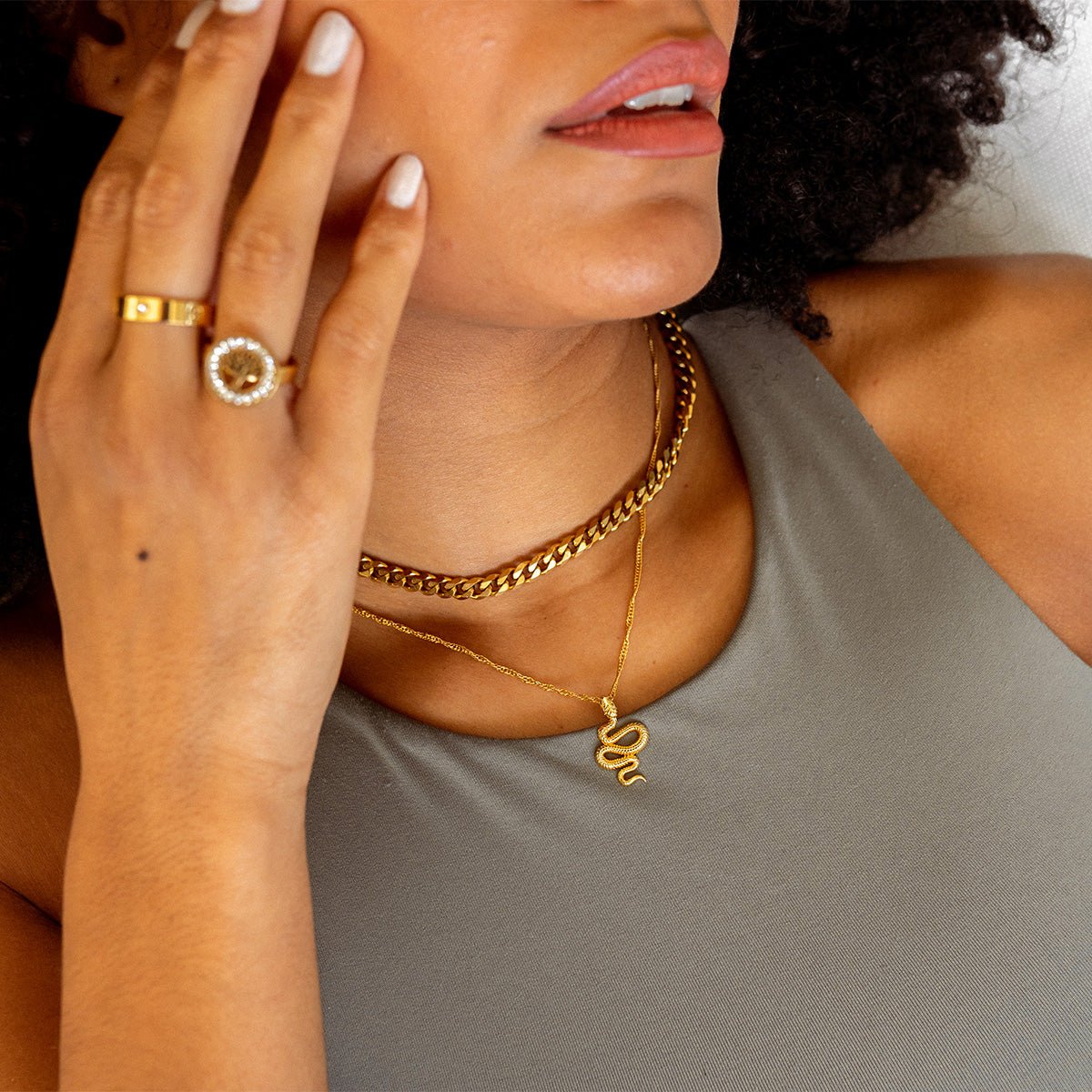 Collar con colgante de serpiente bañado en oro de 18 quilates