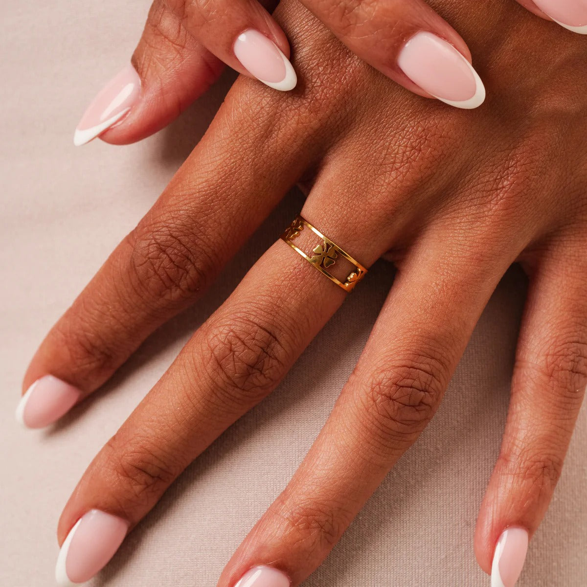 Anillo de trébol hueco ajustable bañado en oro de 18 quilates