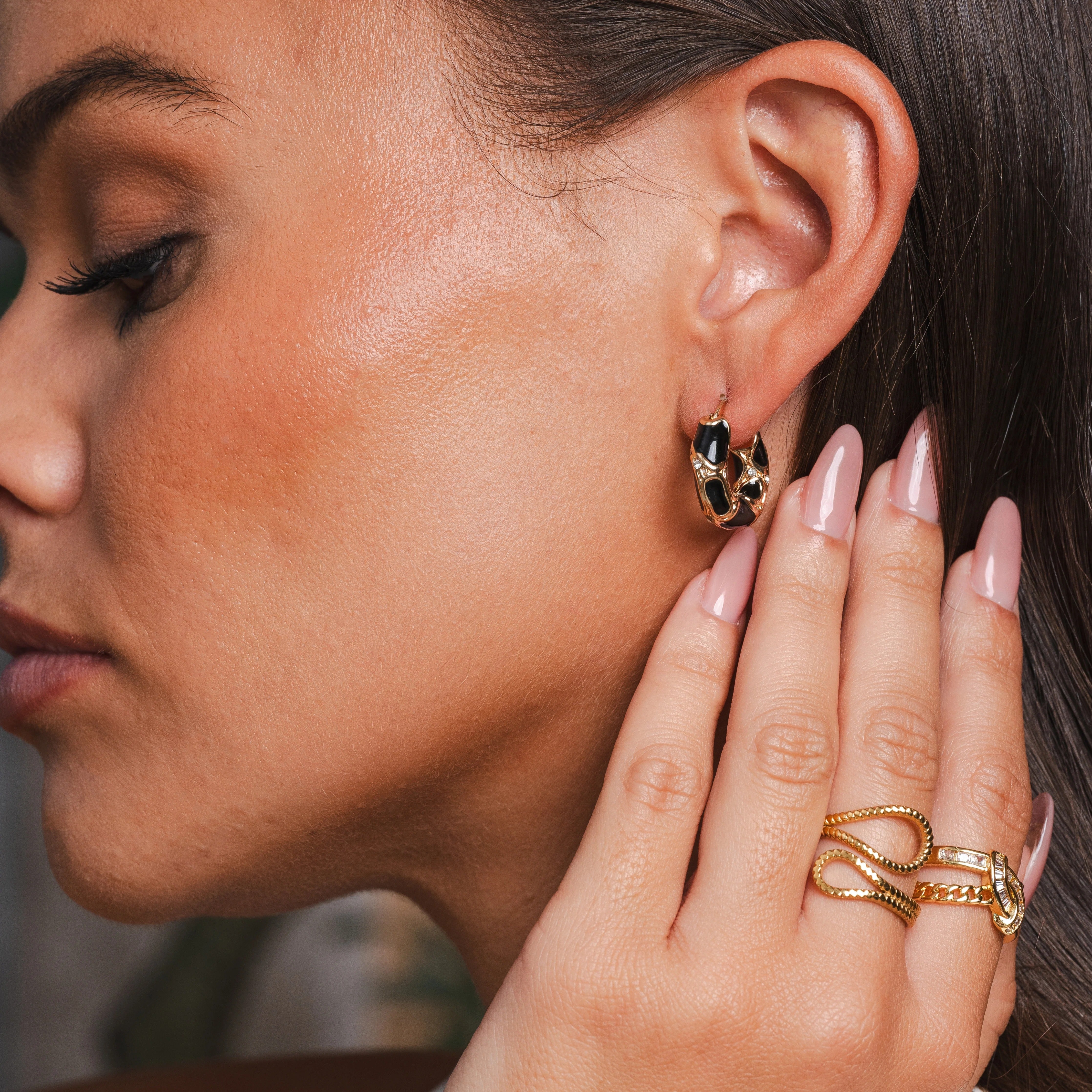 Anillo ajustable abstracto Ava bañado en oro de 18 quilates