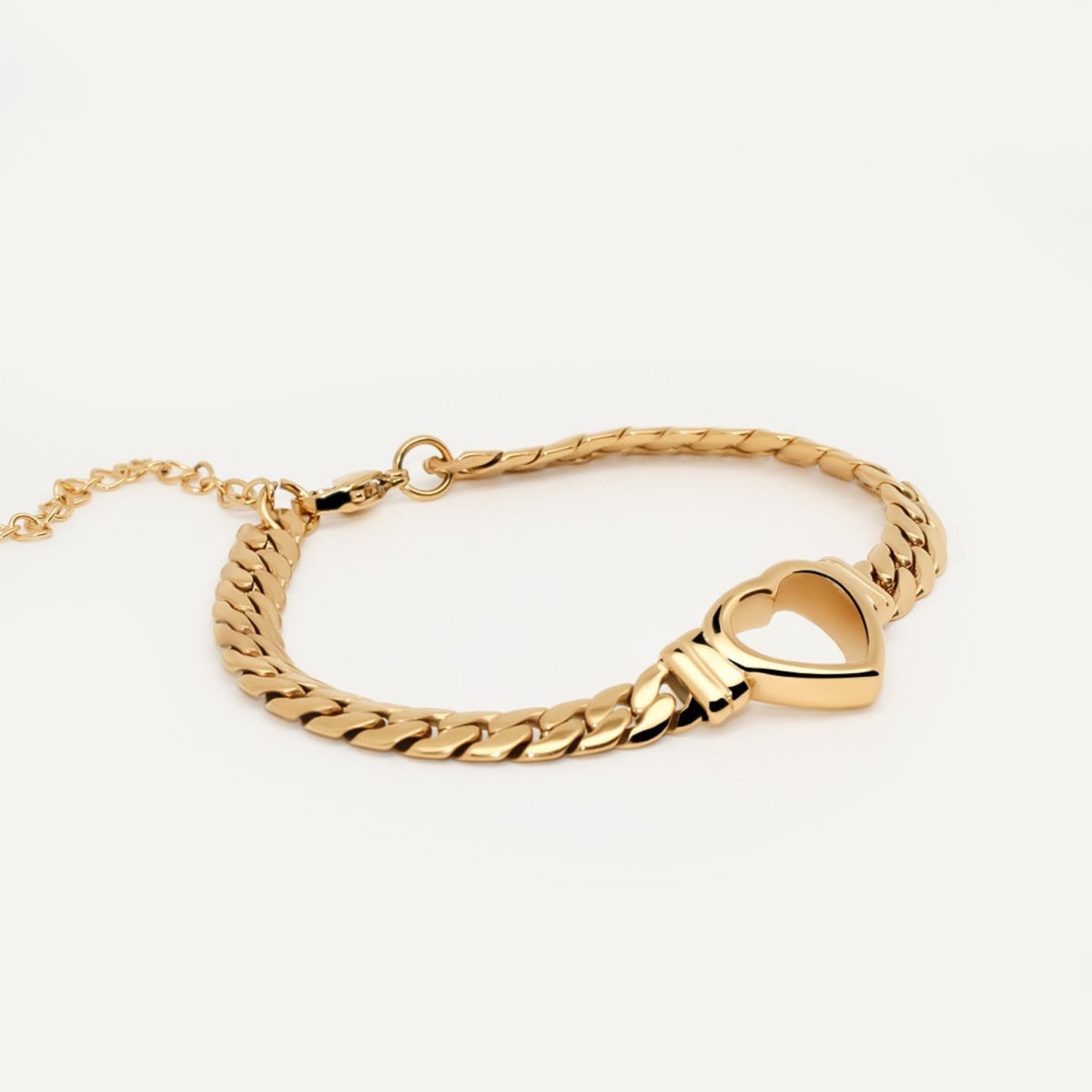 Pulsera minimalista de corazón bañada en oro de 18 quilates