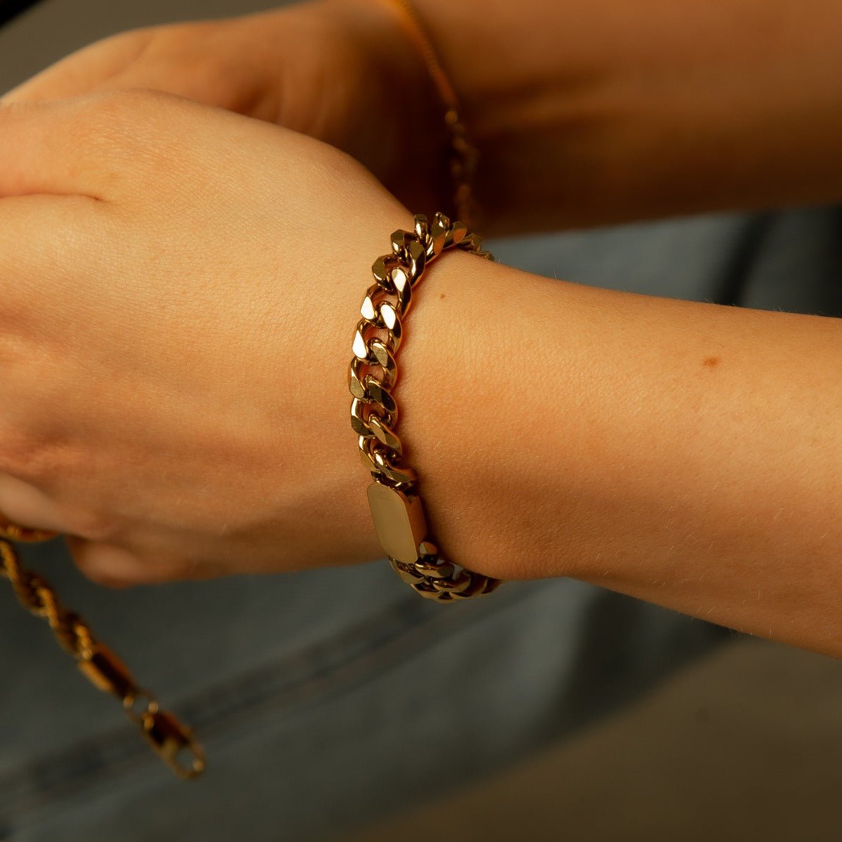 Pulsera de cadena con colgante rectangular bañada en oro de 18 quilates